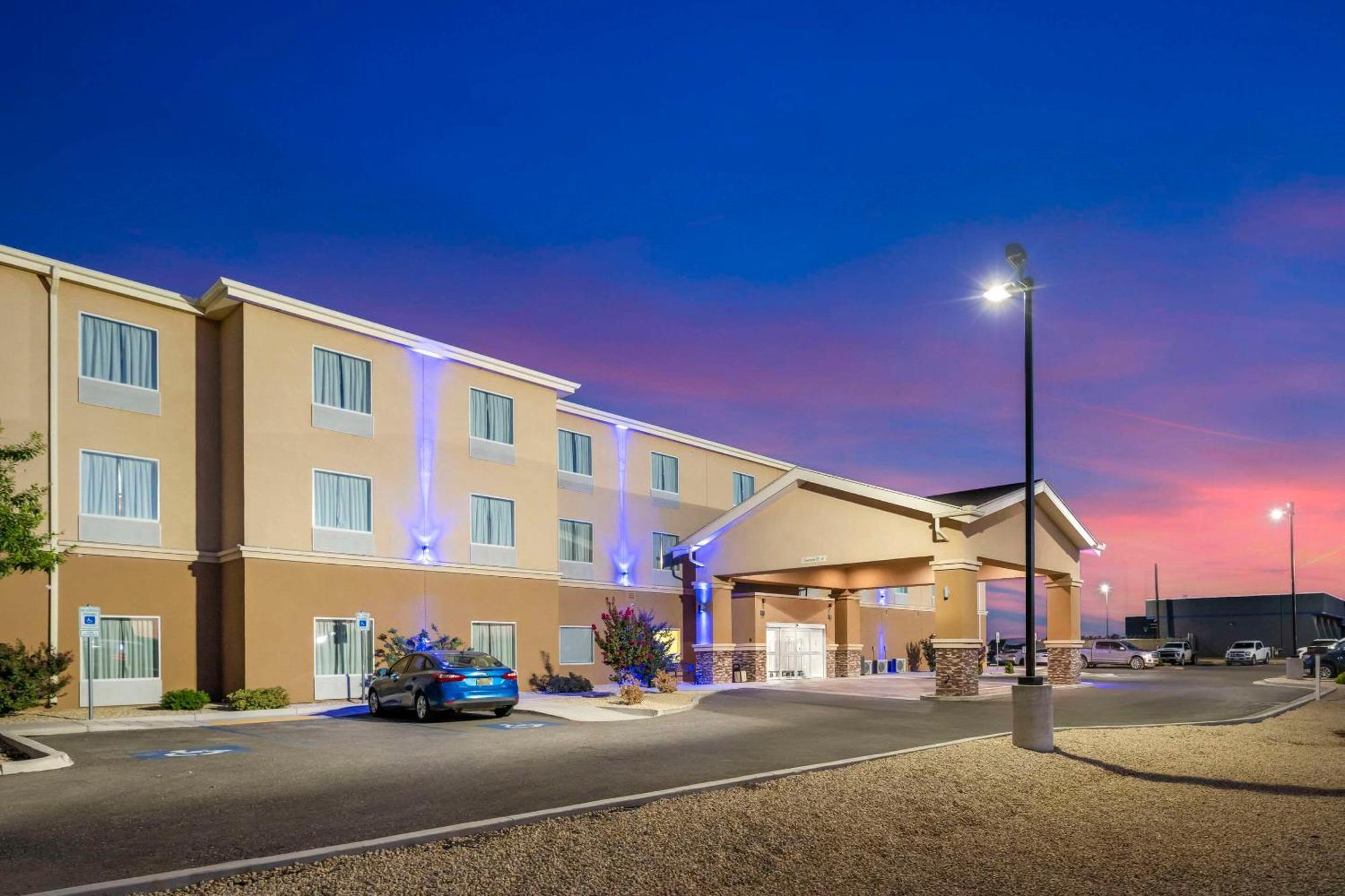 Quality Inn & Suites Carlsbad Caverns Area Exteriör bild