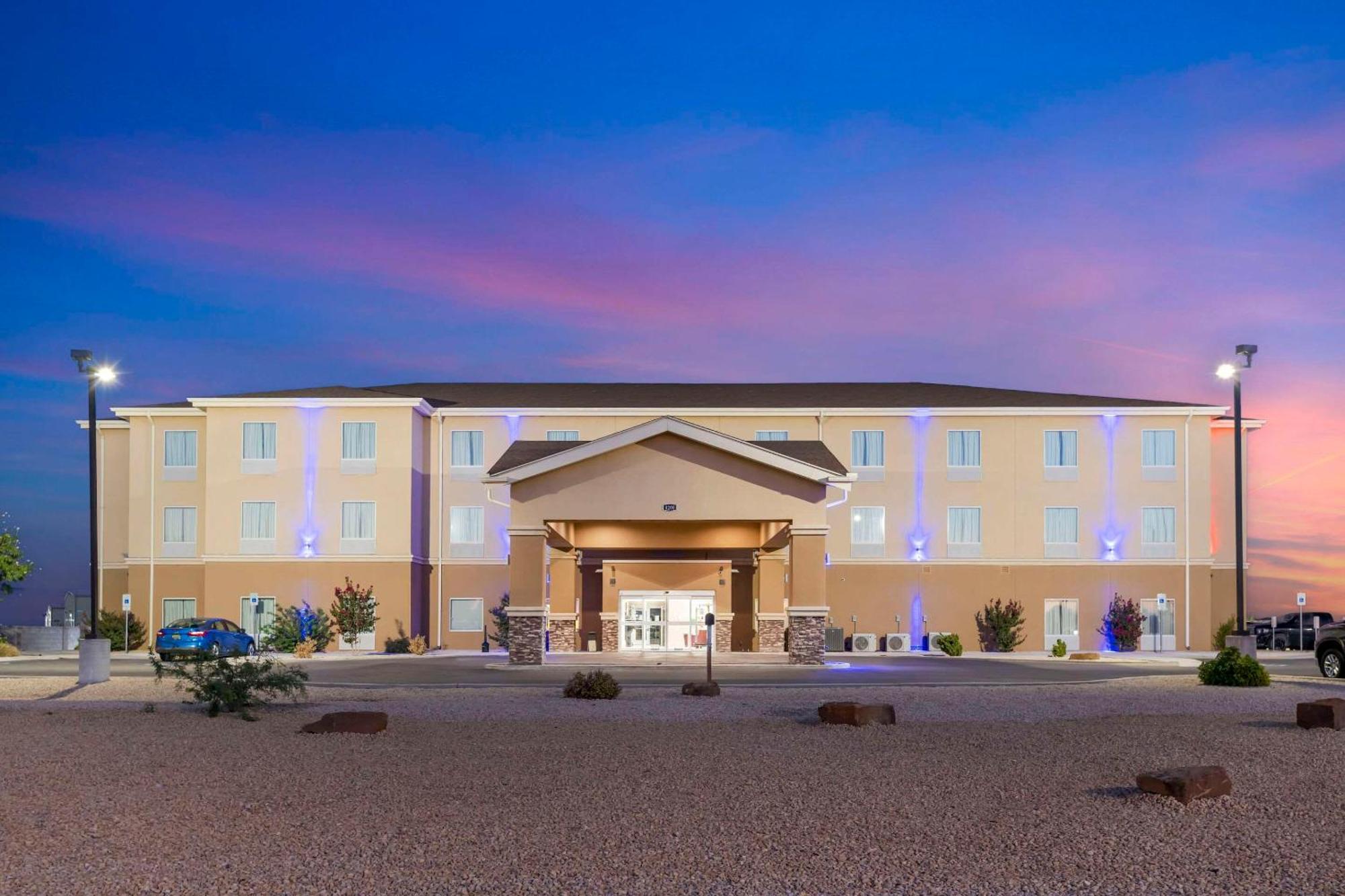 Quality Inn & Suites Carlsbad Caverns Area Exteriör bild