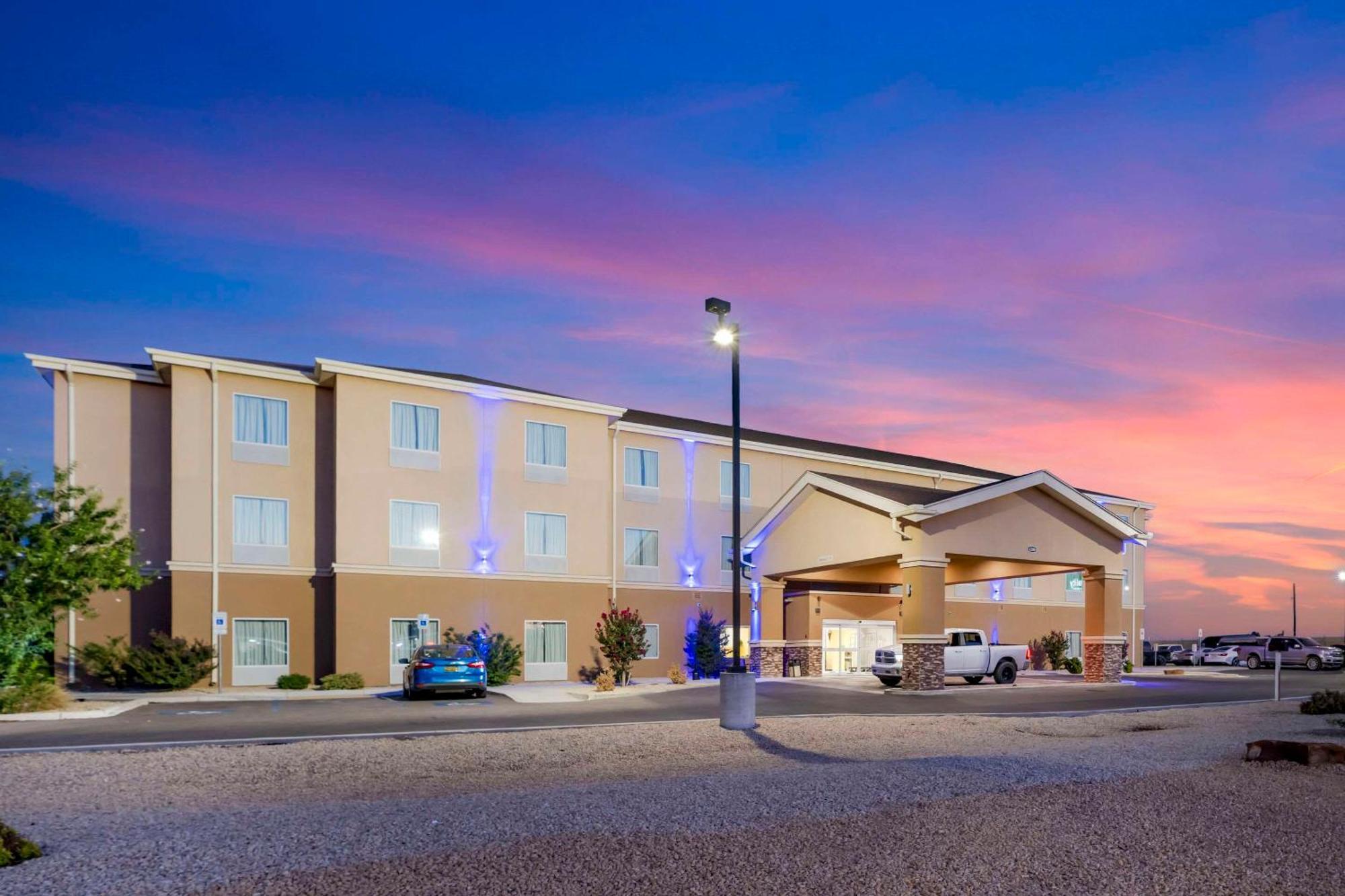 Quality Inn & Suites Carlsbad Caverns Area Exteriör bild