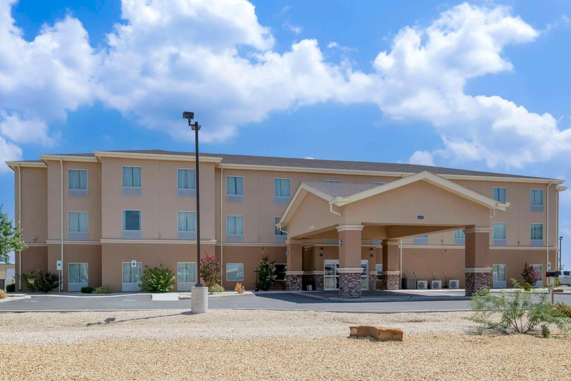 Quality Inn & Suites Carlsbad Caverns Area Exteriör bild